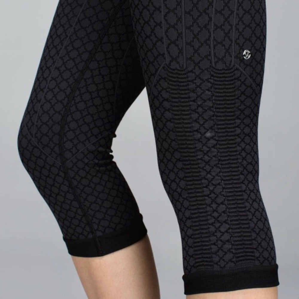 Lululemon Flow Capri Geo 2